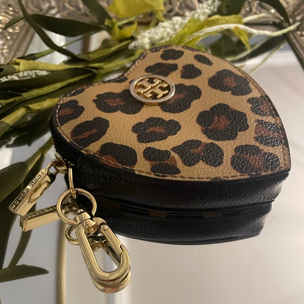 Tory Burch Limited Edition Heart Key Ring Pouch - Picture 8 of 8